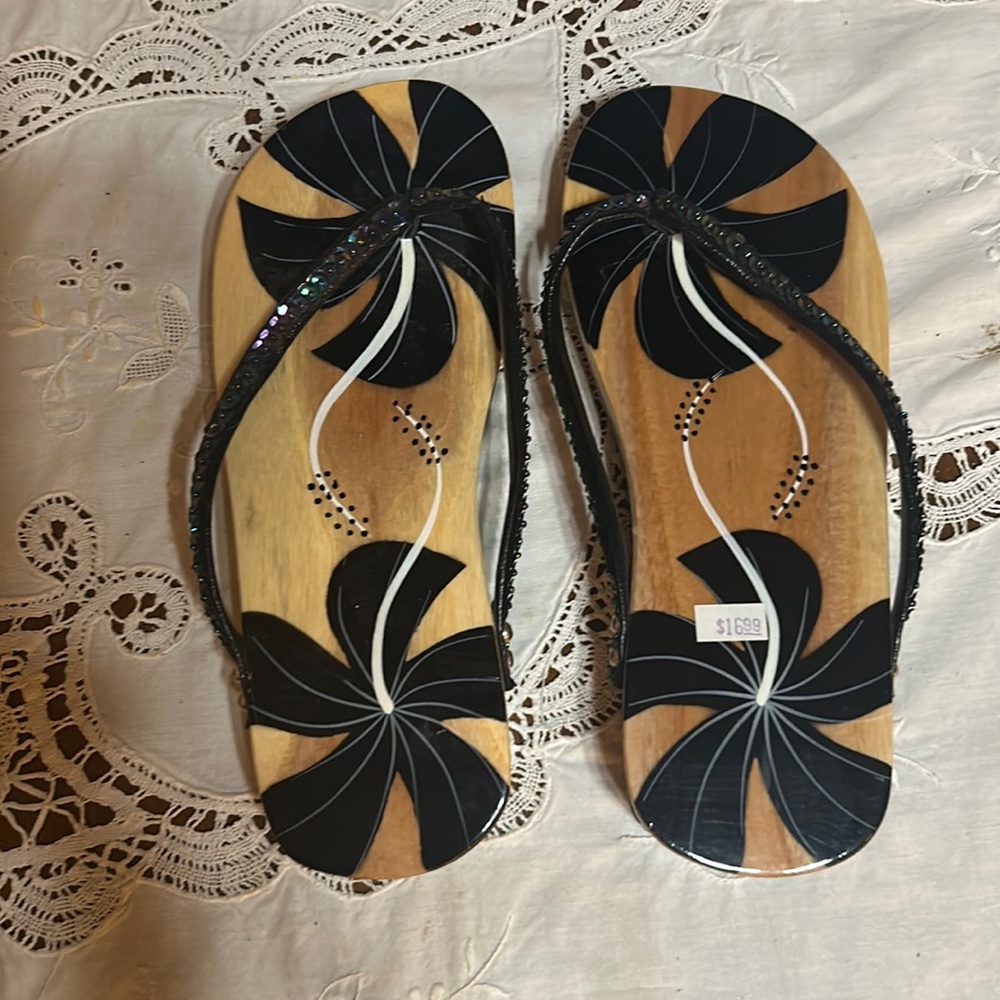 Wooden flip flop with black stray size five